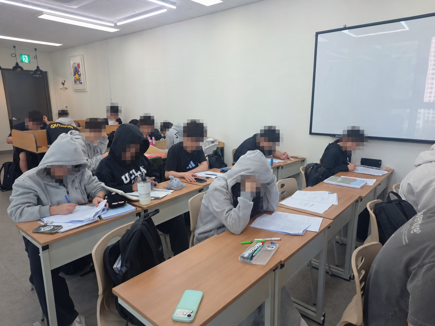 과천중앙고 영어 시험 직전 보강 교실에서 학생들이 책상에 펼친 자료를 읽고 답안을 작성하는 모습